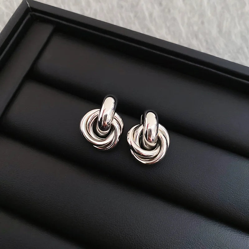Corinne | Pendientes Entrelazados Elegantes
