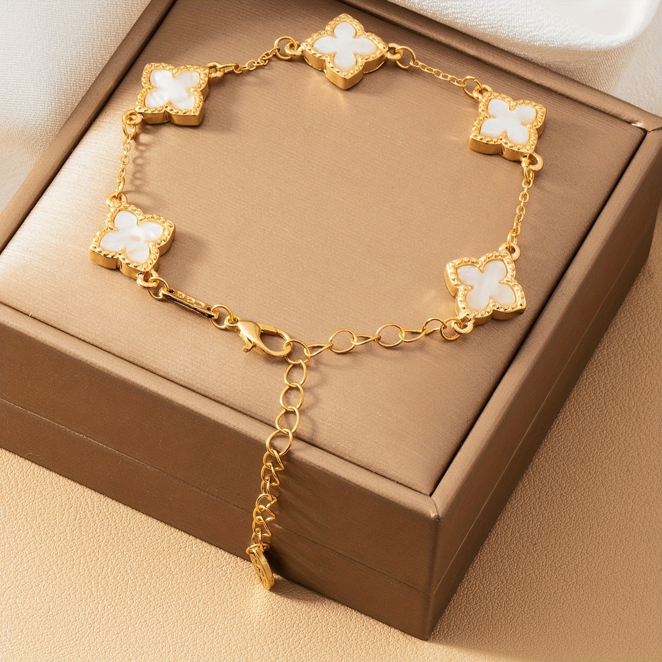 Aurelis | Pulsera de Trébol de la Fortuna con Acabado Dorado