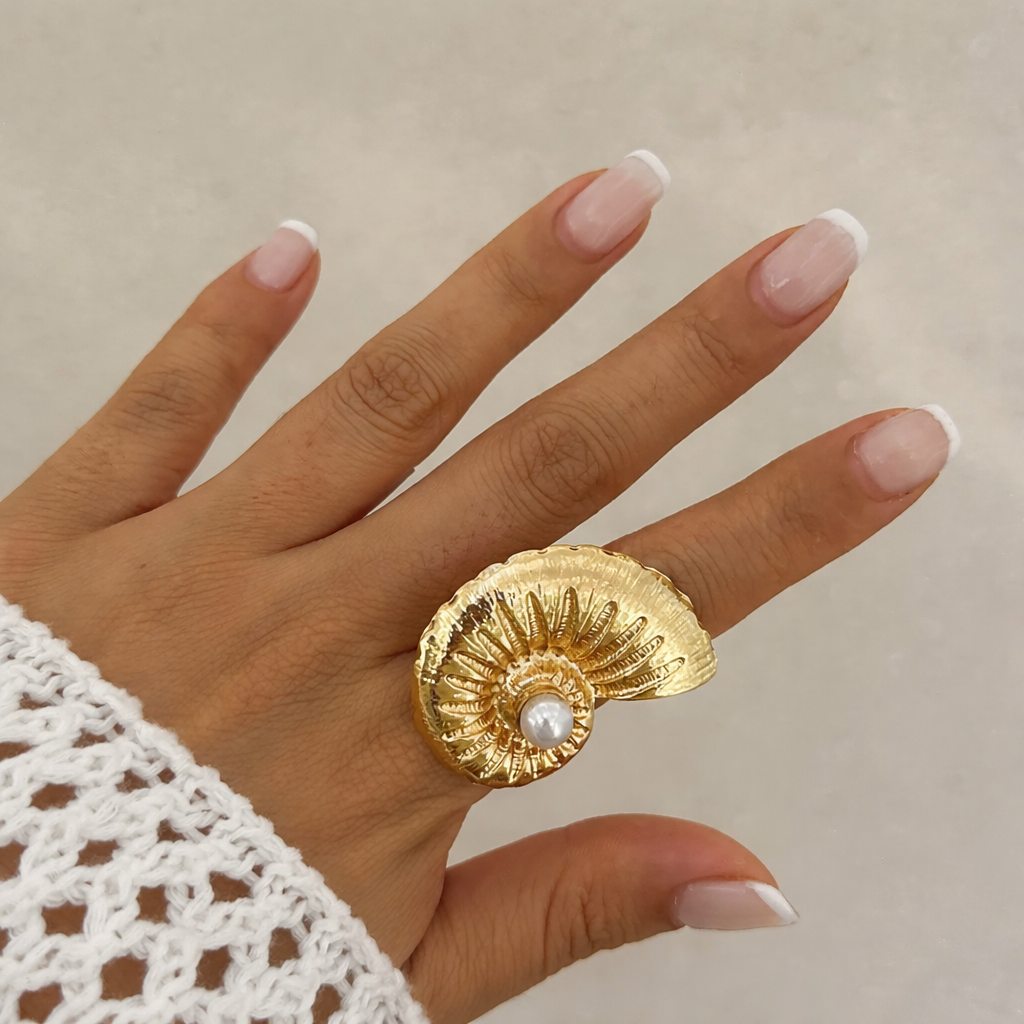 Thalassa | Anillo Concha Esculpida con Perla