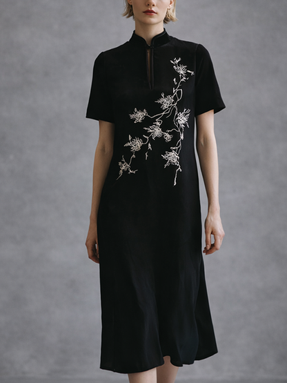 Lirena | Vestido Midi Bordado de Punto Manga Corta Cuello Alto